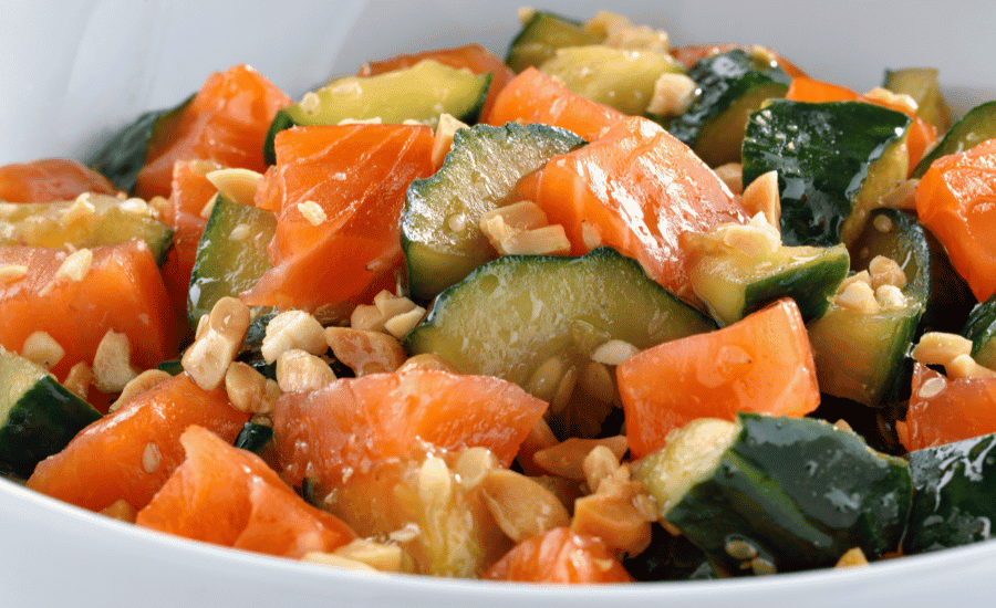Ensalada de pepino con salmón