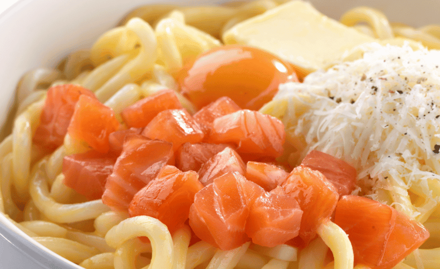 Udon carbonara de salmón